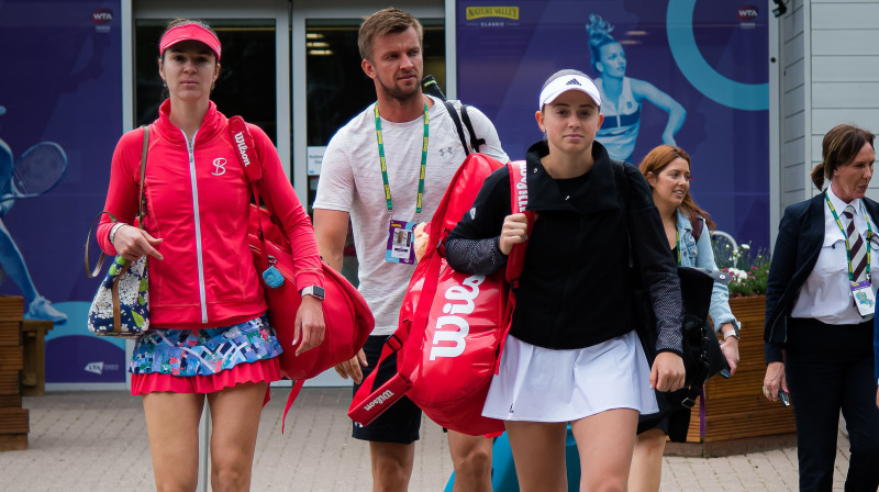 Gaļina Voskobojeva, treneris Krišjānis Stabiņš un Aļona Ostapenko līdz finālam neaizgāja. Foto: Zuma Press/Scanpix