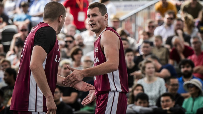Edgars Krūmiņš (no kreisās) un Agnis Čavars. Foto: FIBA