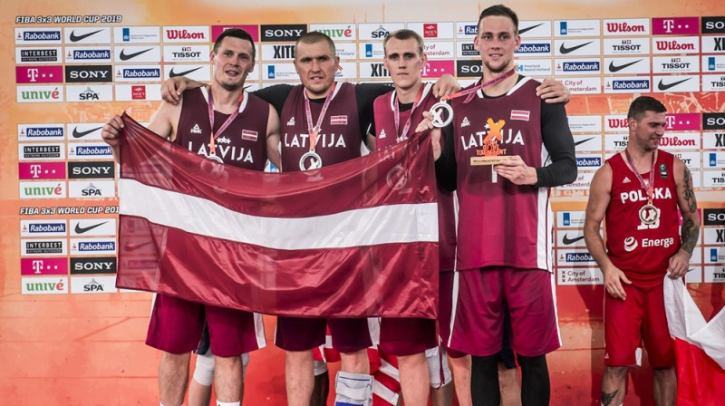 Latvijas 3x3 basketbolisti Pasaules kausa apbalvošanas ceremonijā. Foto: FIBA