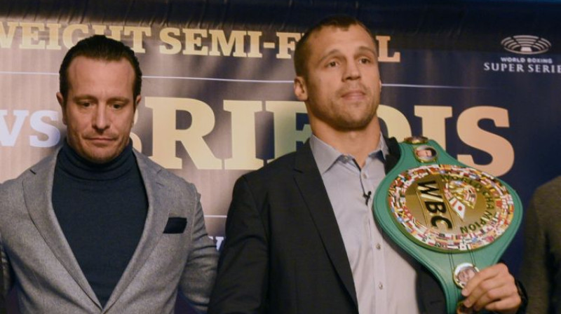 Mairis Briedis ar WBC pasaules čempiona jostu. Foto: Romāns Kokšarovs/F64