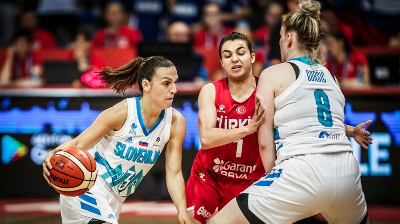 Slovēnijas izlases līdere Teja Oblāka ar bumbu. Foto: FIBA