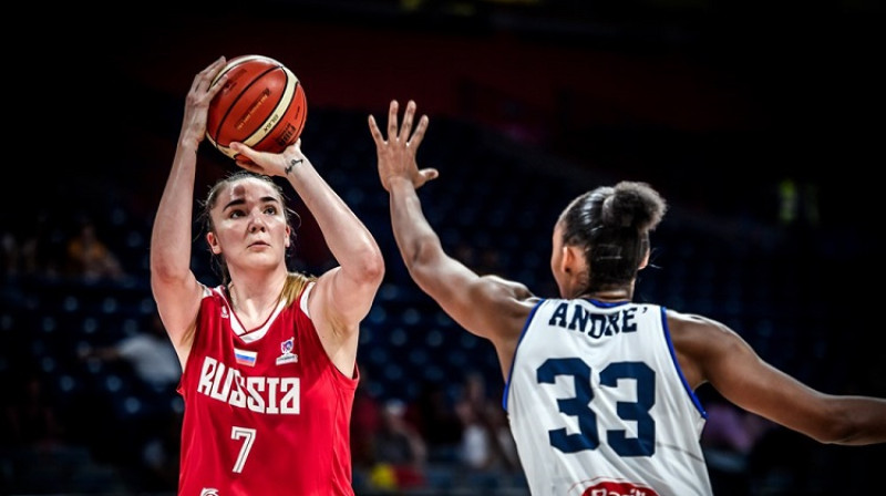 Marija Vadejeva un Olbisa Futo Andre. Foto: FIBA