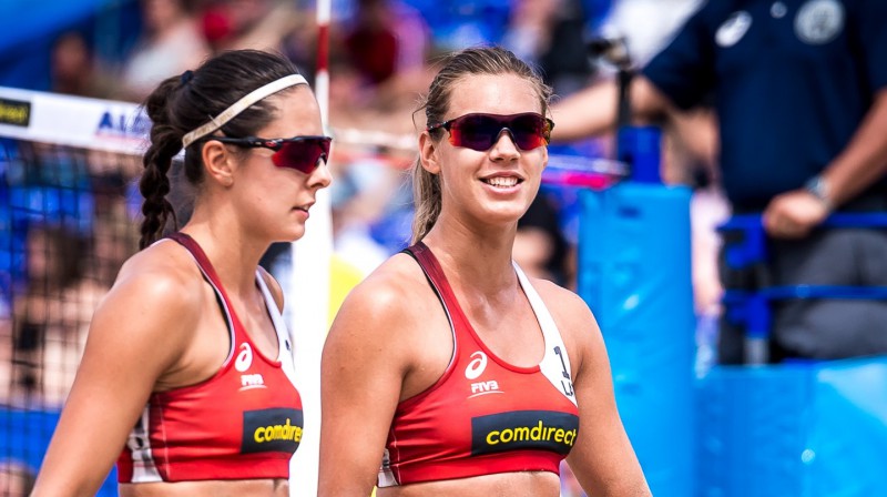 Anastasija Kravčenoka un Tīna Graudiņa. Foto: Nicol Marschall / FIVB Beach Volleyball World Championships 2019