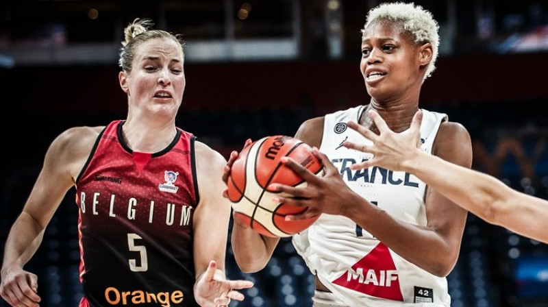 Kima Mestdaga un Valeriane Ajaji. Foto: FIBA