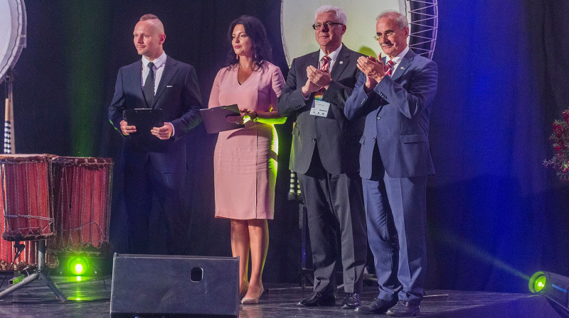 Jelgavas mērs Andris Rāviņš (no labās) un LOK prezidents Aldons Vrubļevskis Latvijas Jaunatnes olimpiādes atklāšanas ceremonijā. Foto: Ivars Veiliņš