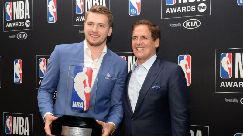 Luka Dončičs un Marks Kjūbans. Foto: USA TODAY Sports/Scanpix