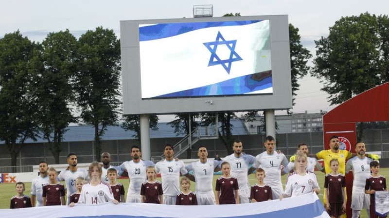 Izraēlas izlase pirms mača Daugavas stadionā. Foto: EPA/Scanpix
