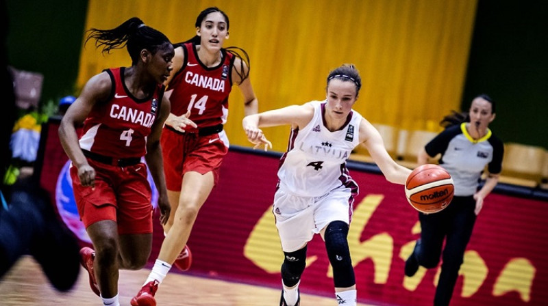 Nikola Ozola: 12 punkti pirmajā puslaikā pret Kanādu. Foto: FIBA