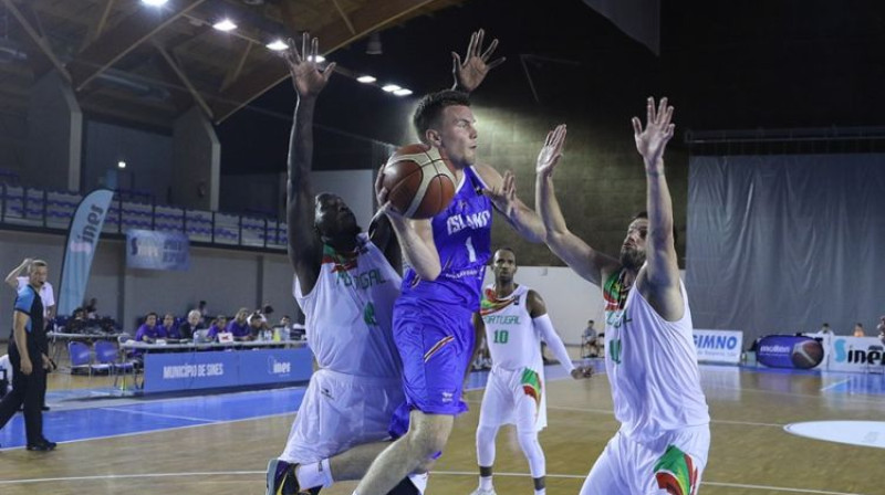 Martins Hermansons pret Portugāli. Foto: FIBA