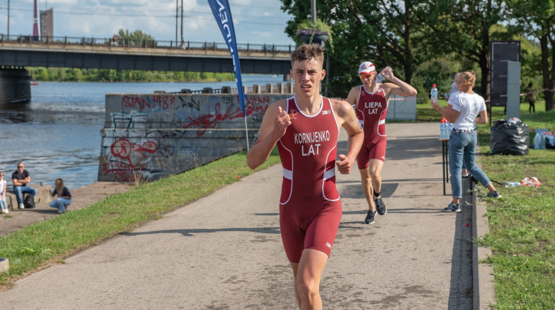 Sandis Kornijenko un Artūrs Liepa Rīgas triatlonā. Foto: Andris Mačāns