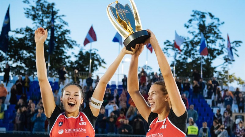 Anastasija Kravčenoka un Tīna Graudiņa ar Eiropas čempioņu trofeju. Foto: CEV