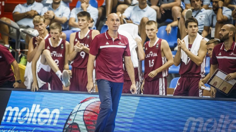 Agris Galvanovskis un U16 izlase. Foto: FIBA