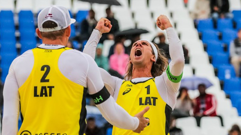 Jānis Šmēdiņš un Aleksandrs Samoilovs. Foto: worldtour.2019.fivb.com