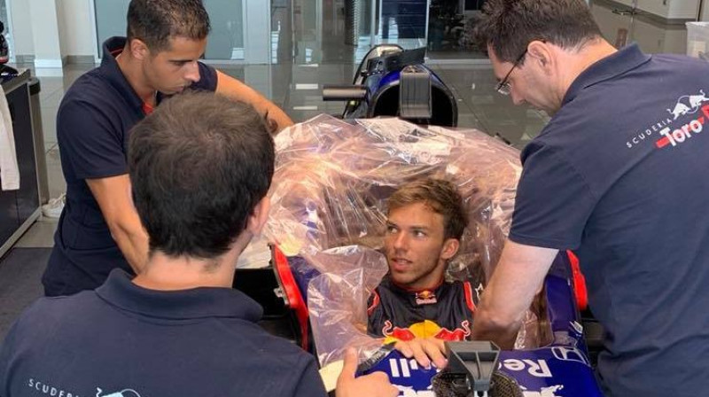 Pjērs Gaslī atkal piemēra pilota sēdekli "Toro Rosso" formulā. Foto: Facebook.com/PierreGasly