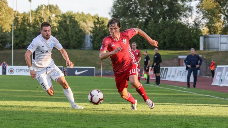 Jānis Ikaunieks (ar bumbu) pret Robertu Savaļnieku. Foto: Mārtiņš Sīlis