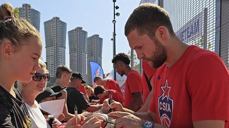 Jānis Strēlnieks paraksta bumbu. Foto: cskabasket.com