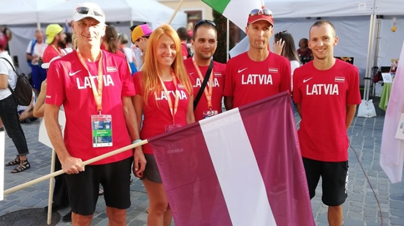 Andris Dudelis (no kreisās), Sandra Brāle, Ruslans Mamedovs, Raivis Zaķis un Artūrs Bareiķis pirms pasaules čempionāta. Foto no A. Dudeļa Facebook profila