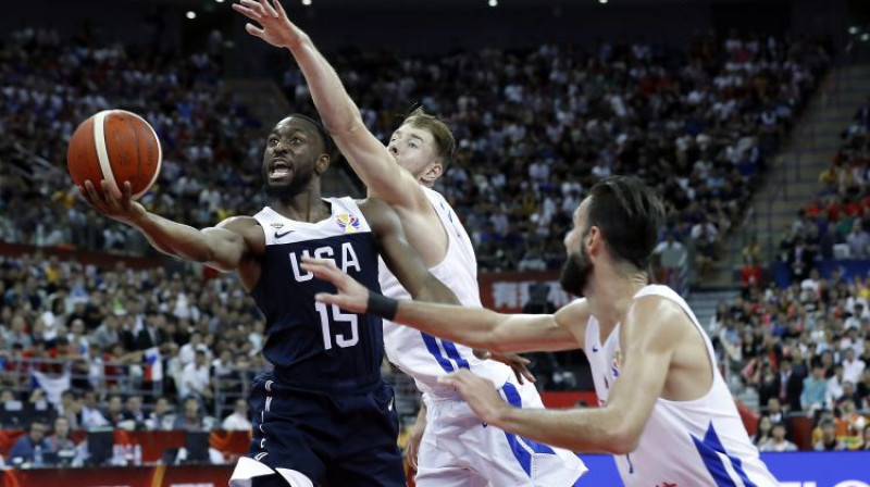 Kemba Vokers spēlē pret Čehiju. Foto: EPA/Scanpix