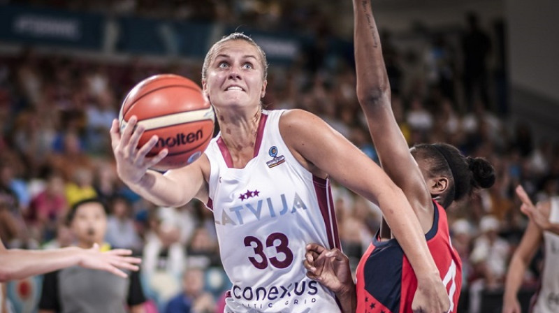 Kitija Laksa Pasaules kausa spēlē pret ASV. Foto: FIBA