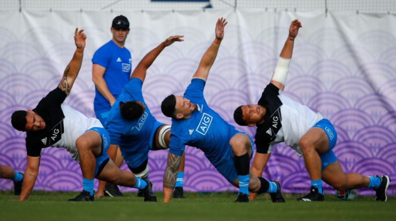 Jaunzēlandes izlases spēlētāji vienā no pēdējiem treniņiem Japānā pirms PK sākuma. Foto: AFP/Scanpix