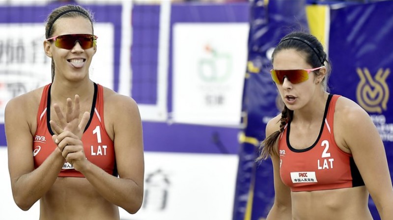 Tīna Graudiņa un Anastasija Kravčenoka. Foto: beachvolleyball.ioqt.2019.fivb.com