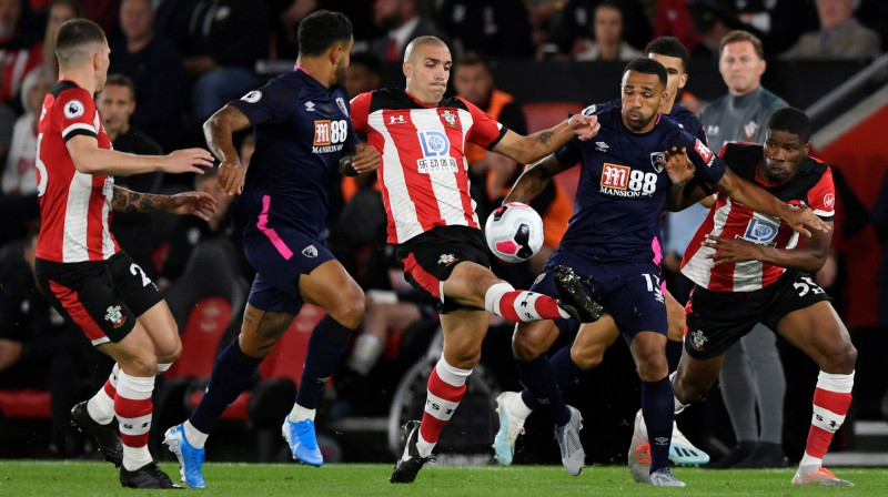 Cīņa par bumbu starp "Bournemouth" un "Southampton" spēlētājiem. Foto: Reuters/Scanpix