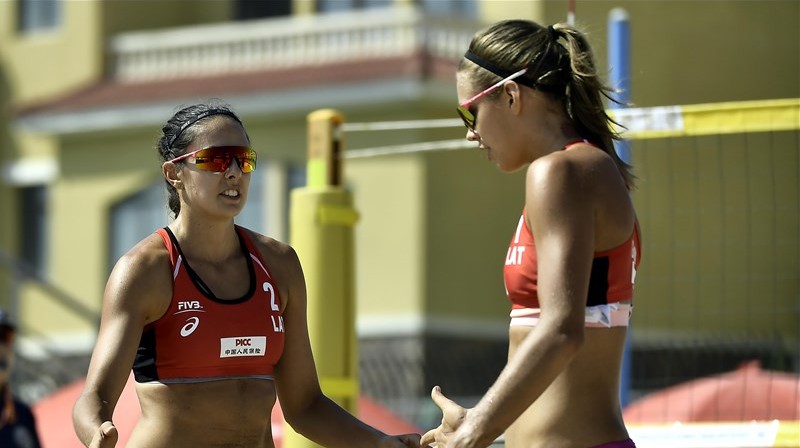 Anastasija Kravčenoka un Tīna Graudiņa. Foto: beachvolleyball.ioqt.2019.fivb.com