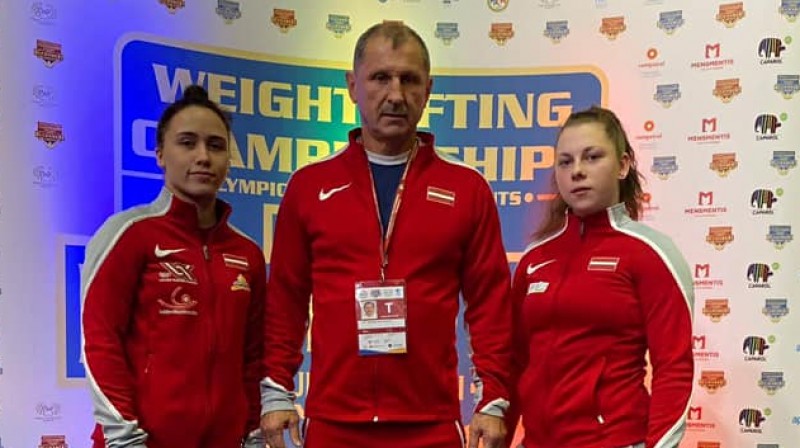 Rebeka Koha, treneris Eduards Andruškevičs, Daniela Ivanova. Foto: Latvijas Svarcelšanas federācija