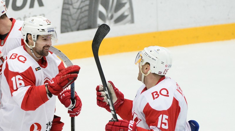 Kaspars Daugaviņš un Mārtiņš Karsums. Foto: HC "Torpedo" / spartak.ru