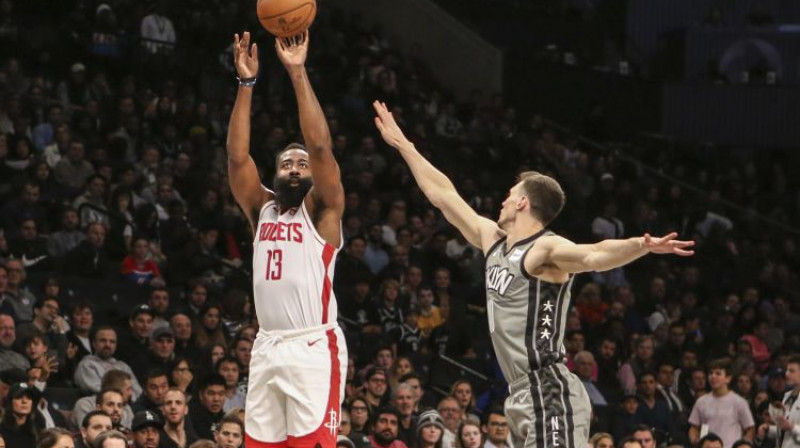 Džeimss Hārdens un Rodions Kurucs. Foto: USA Today Sports/Scanpix