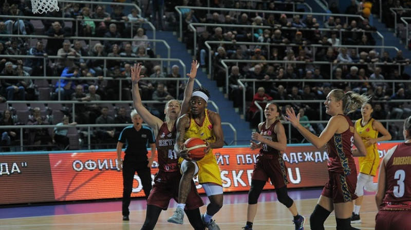 Anete Šteinberga un Gintare Petronite 6. novembrī Orenburgā. Foto: FIBA