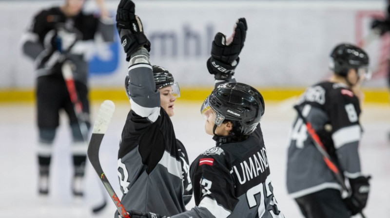 "Rīgas" hokejisti priecājas par vārtu guvumu. Foto: Kaspars Volonts