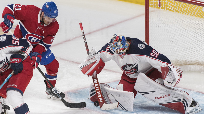 Elvis Merzļikins atvaira Monreālas "Canadiens" hokejista metienu. Foto: Graham Hughes/AP/Scanpix