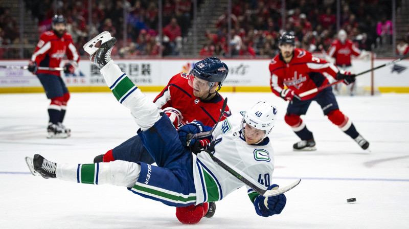 Epizode no cīņas starp Vašingtonas "Capitals" un Vankūveras "Canucks". Foto: Al Drago/AP/Scanpix