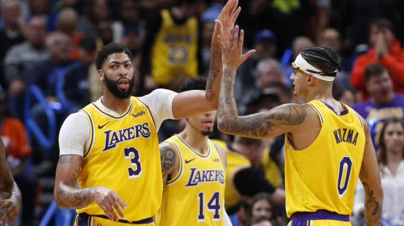 Entonijs Deiviss un Kails Kuzma. Foto: USA Today Sports/Scanpix