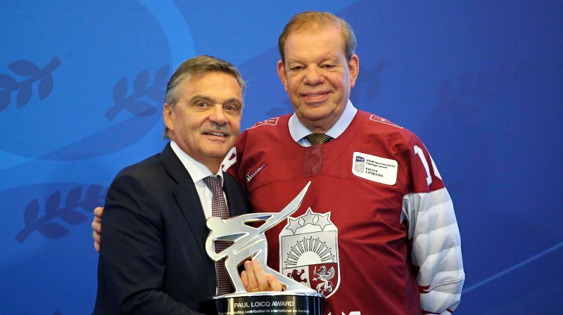 Renē Fāzels (Šveice) un Kirovs Lipmans (Latvija) ar IIHF Pola Luaka vārdā nosaukto balvu. Foto: Andre Ringuette / iihf.com