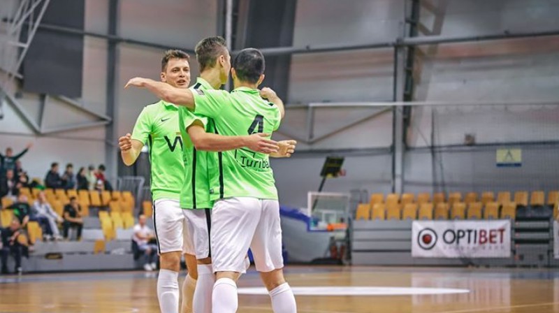 Matīss Babris, Miks Babris un Maksims Seņs. Foto: www.futsal.lv/FC Petrow