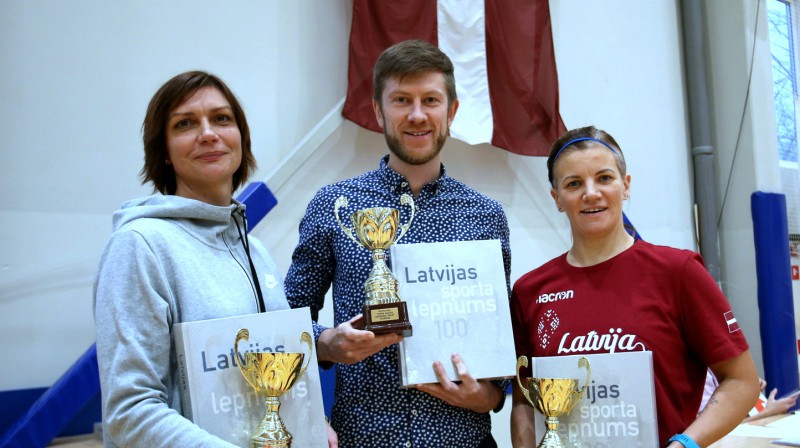 Santa Krasovska (Rubenes pamatsk.), Māris Liepiņš (Rīgas Valsts 2. ģimn.), Laura Janševska (Mežinieku pamatsk.). Foto: izm.gov.lv