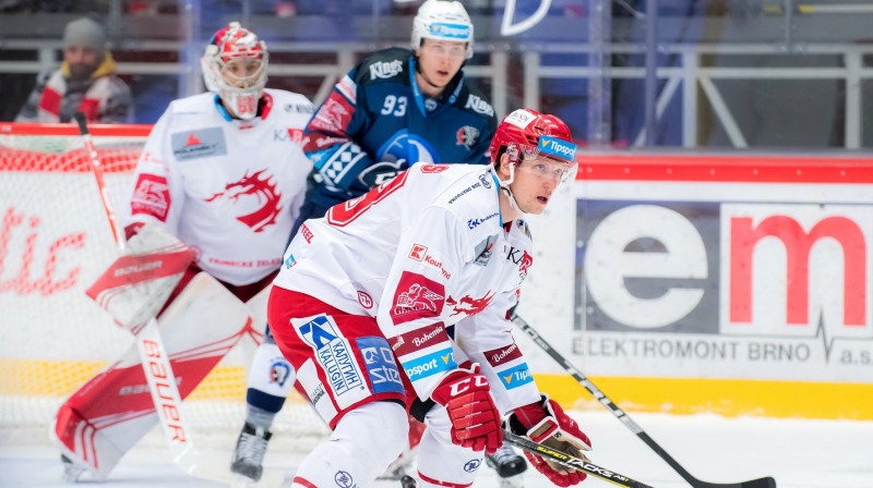 Guntis Galviņš aizsardzībā. Foto: Lukáš Filipec/hcocelari.cz