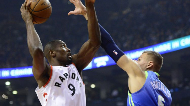 Seržs Ibaka un Kristaps Porziņģis. Foto: AP/Scanpix