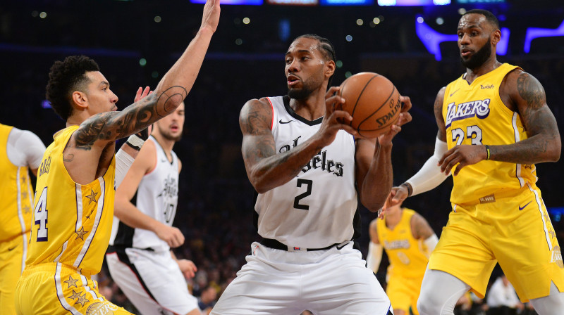 Kavai Lenards ar bumbu Losandželosas "Lakers" basketbolistu ielenkumā. Foto: Gary A. Vasquez/USA Today Sports/Scanpix