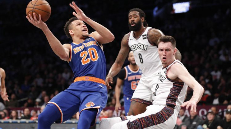 Rodions Kurucs spēlē pret "Knicks". Foto: AP/Scanpix