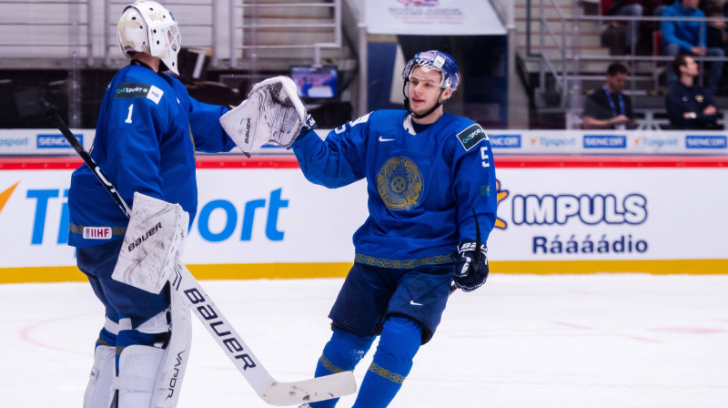 Kazahstānas U20 izlases vārtsargs Vladislavs Nureks un uzbrucējs Oļegs Boiko. Foto: imago images/Bildbyran/Scanpix