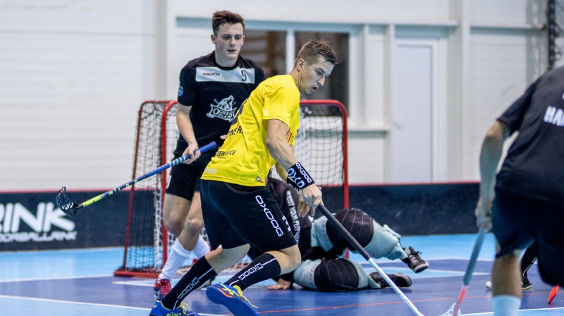 Ritvars Bērziņš (#3) "Rubenes" un "Ogres vilki" savstarpējā spēlē mača galotnē nodrošināja uzvaru Kocēnu komandai.
Foto: Floorball.lv