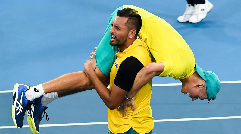 Niks Kirioss un Alekss de Minors līksmo par iekļūšanu ATP kausa pusfinālā. Foto: AFP/Scanpix