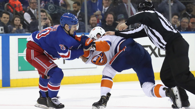 Asumi starp Krisu Kreideru (Rangers) un Broku Nelsonu (Islanders). Foto: Bruce Bennett/AFP/Scanpix