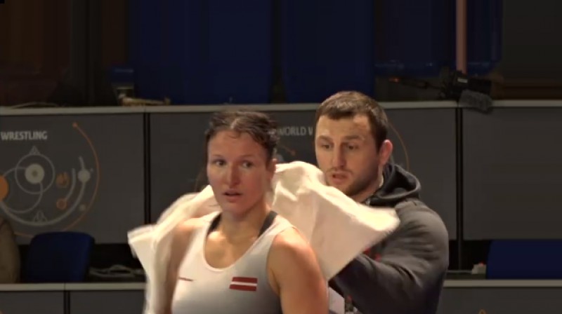 Anastasija Grigorjeva un treneris Armands Zvirbulis. Foto: United World Wrestling