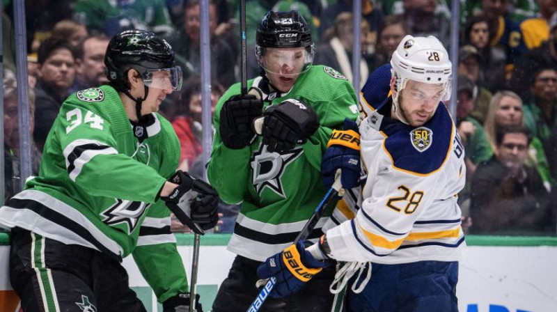 Zemgus Girgensons spēlē pret Dalasas "Stars". Foto: USA Today Sports/Scanpix