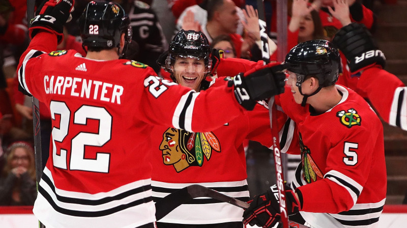 Čikāgas "Blackhawks" hokejisti apsveic Patriku Keinu (Nr. 88). Foto: Jonathan Daniel/AFP/Scanpix