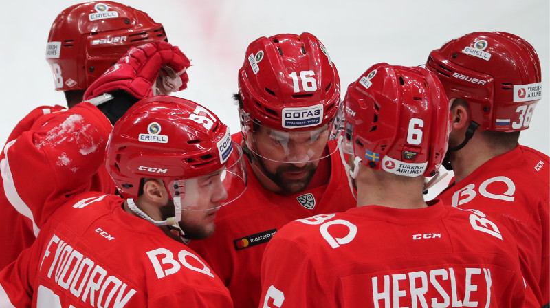 Maskavas "Spartak" hokejisti apsveic trīs vārtu guvēju Kasparu Daugaviņu. Foto: Mikhail Tereshchenko/TASS/Scanpix